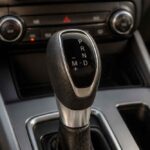 Automatyczna dźwignia zmiany biegów na konsoli środkowej samochodu en dash PRND M+