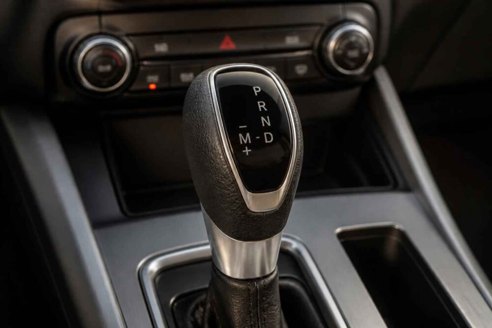 Automatyczna dźwignia zmiany biegów na konsoli środkowej samochodu en dash PRND M+