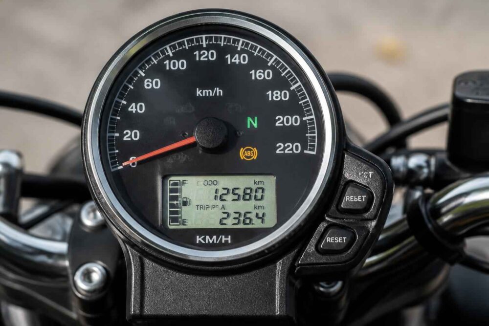 Okrągły prędkościomierz motocykla z wyświetlaczem LCD Motocyklowy prędkościomierz pokazujący 0 km/h, bieg neutralny i przebieg na wyświetlaczu LCD
