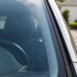 Małe pęknięcie na przedniej szybie samochodu widoczne od strony kierowcy