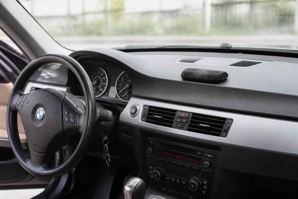 Kokpit samochodu BMW z kierownicą, deską rozdzielczą i centralną konsolą multimedialną